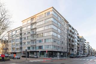 In het hart van Oostende, vlak bij het Stadhuis, bieden wij dit appartement met 2 slaapkamers te huur aan. Dankzij de centrale ligging geniet u van alle voorzieningen op wandelafstand: winkels, openbaar vervoer, horeca, zee en strand. Het appartement beschikt over een lichtrijke leefruimte met comfortabele zithoek en eethoek, een volledig ingerichte keuken, twee volwaardige slaapkamers en een badkamer. Het appartement is instapklaar en ideaal voor wie comfortabel en zorgeloos wil wonen in de stad. Het appartement kan zowel gemeubeld als ongemeubeld worden gehuurd.<br />150 EUR voorschot op de syndicuskosten (verwarming en water incluis).<br />EPC = 128