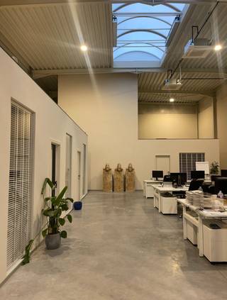 Combinatie van een KMO-unit van 170 m² samen met een volledig ingerichte unit van 288 m² die werd omgevormd tot showroom met kantoren, ideaal...