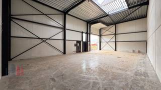 Nieuwbouw KMO-unit van 173 m² met privatieve ruime parkeerplaats te huur. Fenomenaal gelegen aan de rand van Brussel te ZELLIK, nabij de bedrijvige...