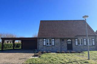 Instapklare villa gelegen op een fantastische locatie in een rustige woonwijk te Nieuwpoort (grondgebied Oostduinkerke)De woning geniet van een...