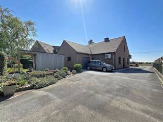 <h1><span>Ruime, goed onderhouden energiezuinige woning op wandelafstand van het natuurgebied 'De Blankaart'</span></h1><h1><span> </span></h1><h1><span>De eigendom beschikt over een </span><span>ruime oprit</span><span>, </span><span>inpandige garage </span><span>met </span><span>automatische poort</span><span>, ruime, afgesloten </span><span>tuin </span><span>rondom met </span><span>tuinhuis</span><span>.</span></h1><h1><span> </span></h1><h1><span>De woning is ingedeeld als volgt:</span></h1><h1><span> </span></h1><h1><span>Gelijkvloers:</span></h1><h1><span>inkomhal</span><span>, lichtrijke </span><span>leefruimte </span><span>met authentieke kachel (op kolen), volledig vernieuwde </span><span>Dovy keuken </span><span>voorzien van alle comfort en </span><span>ruime berging</span><span>.</span></h1><h1><span>Twee </span><span>(slaap)</span><span>kamers</span><span>/bureau- hobbyruimte, </span><span>apart toilet</span><span>, volledig </span><span>vernieuwde badkamer </span><span>met lavabomeubel en inloopdouche, </span><span>wasberging </span><span>en toegang tot de ruime garage.</span></h1><h1><span> </span></h1><h1><span>Eerste verdieping:</span></h1><h1><span>ruime </span><span>nachthal</span><span>, </span><span>eerste slaapkamer </span><span>met </span><span>zolderberging</span><span>, </span><span>tweede </span><span>ruime </span><span>slaapkamer </span><span>en </span><span>geïsoleerde zolder </span><span>met mogelijkheid tot creëren van extra ruimtes.</span></h1><h1><span> </span></h1><h1><span>Extra's: </span></h1><h1><span>- Warmtepomp met units over heel de woning</span></h1><h1><span>- Recent vernieuwde keuken en badkamer (2024)</span></h1><h1><span>- kwalitatieve materialen</span></h1><h1><span>- 29 zonnepanelen</span></h1><h1><span>- Regenwater</span></h1><h1><span>- Rolluiken</span></h1><h1><span>- EPC-label B</span></h1><h1><span>- Asbestveilig</span></h1><h1><span> </span></h1><h1><span>De geafficheerde prijs is een vanafprijs!</span></h1><h1><span> </span></h1>