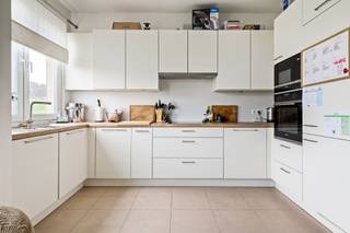 <p><span>Prachtig ruim 3-slaapkamer appartement in Berchem</span></p><p><span> </span></p><p><span>Dit instapklare 3-slaapkamer appartement bevindt zich op de tweede verdieping (dakappartement) van een kleinschalig gebouw met slechts 3 appartementen, zonder lift. Dankzij de vele ramen geniet het appartement van een overvloed aan natuurlijk licht. Momenteel verhuurd, biedt het ook een uitstekende investering. Er is de mogelijkheid om een autostaanplaats aan te kopen voor € 15.000. Verder zijn er een gemeenschappelijke fietsenberging en twee kelders beschikbaar.</span></p><p><span> </span></p><p><span>Indeling van het appartement:</span></p><p><span> </span></p><p><span>Living en keuken</span><span><br /></span><span>Het appartement beschikt over een ruim open leefgedeelte waarin woonkamer, eetruimte en keuken naadloos in elkaar overlopen. Deze open indeling zorgt voor een licht en ruimtelijk gevoel. De moderne witte keuken is volledig uitgerust met inbouwapparatuur, waaronder dubbele ovens en een keramische kookplaat. Het houten werkblad brengt warmte in de ruimte en het grote raam zorgt voor veel natuurlijk licht. De woonkamer is gezellig en licht, ideaal om te ontspannen, terwijl het aangrenzende eetgedeelte ruimte biedt voor een dinertafel. Het open concept is perfect voor samenkomen met familie en vrienden.</span></p><p><span> </span></p><p><span>Slaapkamers</span><span><br /></span><span>Het appartement telt drie slaapkamers. De hoofdslaapkamer beschikt over een groot raam met uitzicht op de groene omgeving, ideaal voor rust en privacy.</span></p><p><span> </span></p><p><span>Badkamer</span><span><br /></span><span>De moderne badkamer is afgewerkt met witte tegels en voorzien van een inloopdouche met glazen wand, een functioneel lavatorium met spiegel en praktische opbergruimte. Een aangename ruimte voor dagelijks gebruik.</span></p><p><span> </span></p><p><span>Ligging en omgeving</span><span><br /></span><span>Gelegen in het dynamische Berchem, geniet dit appartement van een rustige, groene straat en een uitstekende bereikbaarheid. Scholen, winkels, restaurants en openbaar vervoer bevinden zich in de nabije omgeving, waardoor het ideaal is voor gezinnen en stellen.</span></p><p><span> </span></p><p><span> </span></p><p><span>Bijzonderheden:</span></p><ul><li><span>Instapklaar </span></li><li><span>3 slaapkamers </span></li><li><span>Doorloopappartement </span></li><li><span>Lage algemene kosten </span></li><li><span>Elektriciteit conform </span></li><li><span>Veel natuurlijk lichtinval </span></li><li><span>Gemeenschappelijke fietsenberging </span></li><li><span>Mogelijkheid tot aankoop van een autostaanplaats (€ 15.000) </span></li></ul><p><span>Ook het appartement op de eerste verdieping is te koop. Indien u wenst, kunt u deze ook zien.</span></p><p><span> </span></p><p><span> </span></p>