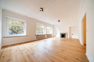 Information and viewing: 02 315 51 71. <br />Located at 524 Avenue Louise, a highly sought-after address just a stone's throw from the Bois and the Abbaye de la Cambre, We Invest is offering this superb three-bedroom apartment with a gross floor area of approximately 147 m², fully renovated (first occupation). It comprises an entrance hall with cloakroom and separate toilet, a large, bright living room, a separate, fully equipped kitchen of ±15 m², and three beautiful bedrooms (15, 12, and 12 m²), two of which have their own bathroom. The apartment also benefits from a pleasant terrace at the rear. Double glazing, compliant electricity, EPC: D. Elevator, healthy co-ownership, cellar included. Possibility to purchase a large garage box at an additional cost of €75,000.  Don't wait to visit!