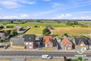 Deze woning bevindt zich aan de Klerkenstraat in Houthulst, in open bebouwing en omringd door landelijke vergezichten. Het pand ligt op een perceel van 987 m² en biedt alle ruimte voor wie op zoek is naar rust en groen.<br />De woning is volledig te renoveren en telt een kelder op niveau -1. Op het gelijkvloers bevinden zich de inkomhal, woonkamer, eetkamer, keuken, volte, een slaapkamer en de badkamer. De eerste verdieping omvat nog twee bijkomende slaapkamers en een zolder. Deze indeling biedt alle vrijheid om het pand naar eigen wens te renoveren. Wie liever van nul start, kan ook kiezen om te slopen en het perceel te benutten als bouwgrond voor een nieuwbouwproject.<br />De ligging combineert landelijke rust met een vlotte bereikbaarheid van Houthulst en omgeving.<br />De vraagprijs bedraagt €149.500. Elk bod wordt voorgelegd aan de eigenaar, die vrij is om dit al dan niet te aanvaarden.<br />Ben je op zoek naar een woning met veel potentieel in een landelijke omgeving? Neem dan gerust contact met ons op voor een bezoek ter plaatse, via 051 49 49 11!