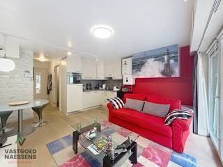 Ce studio est situé au premier étage de la jeune résidence De Zandbank. Le bâtiment date de 2009 et est donc en bon état. Le studio dispose d'un coin chambre séparé, d'une salle de bain avec douche et toilettes, et d'une cuisine ouverte entièrement équipée. La résidence est située à proximité de la digue, ce qui rend le studio adapté à toutes les fins. Un local à vélos est disponible au rez-de-chaussée.