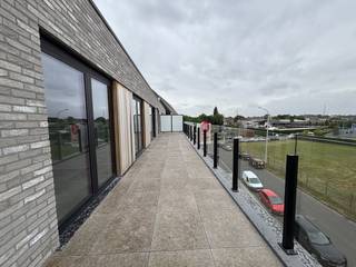 In residentie Over Leie te Harelbeke vind je op de derde verdieping dit nieuwbouw appartement met 3 slaapkamers te koop. Het appartement omvat...