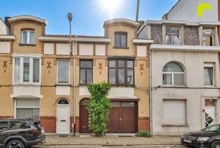 <p><span>In de bruisende wijk het Kiel, vinden we deze charmante woning met prachtige gevel. Winkels en scholen bevinden zich vlakbij en openbaar vervoer (bus en tram) bevinden zich op wandelafstand. Je bent ook razendsnel bij de Antwerpse Binnenstad, de Antwerpse Ring, de A12, en de omliggende dorpskernen.</span></p><p><span>De woning is instapklaar en barst van authenticiteit en charme. Ze heeft 3 slaapkamers en 2 badkamers, een garage, tuin en zalig terras aan de leefruimte.</span></p><p><span> </span></p><p><span>Indeling:</span></p><p><span>De mooie inkomhal met authentieke trap en originele houten deuren zijn netjes bewaard gebleven.</span></p><p><span>Rechts is er de ruime garage. Aan de achterzijde vinden we een ruime kamer (23 m²) met ingemaakte kasten, een recent vernieuwde badkamer met inloopdouche, lavabomeubel en aansluiting voor de wasmachine. </span></p><p><span>Verder zijn hier een apart toilet en kleine berging. </span></p><p><span>Via een harmonica-raam over de hele breedte geniet je van een zalige connectie met de tuin. </span></p><p><span>Achteraan in de tuin staat een tuinhuis, handig voor het bergen van materiaal.</span></p><p><span>Op de eerste verdieping is er de lichtrijke leefruimte die toegang geeft tot een zalig dakterras met zicht op groen. </span></p><p><span>De keuken is voorzien van veel kastruimte, een ingebouwde oven, gaskookplaat, dampkap en dubbele gootsteen.</span></p><p><span>Op de bovenste verdieping zijn er 2 slaapkamers waarvan 1 hele ruime (21 m²) en een 2de kleinere (7 m²) onder het schuine dak met een Velux. Centraal is er de tweede badkamer met ligbad, douche en dubbel lavabomeubel.</span></p><p><span> </span></p><p><span>De woning heeft tenslotte nog een ruime droge kelder (40 m²) waar in 1 ruimte een heuse 'mancave' is ingericht.</span></p><p><span> </span></p><p><span>Graag som ik voor u nog even de troeven op van deze prachtige woning:</span></p><p><span>- Gunstig gelegen in een bruisende buurt vlakbij de stad en openbaar vervoer</span></p><p><span>- Conforme elektriciteit, asbestveilig en gunstig EPC</span></p><p><span>- Gezellige tuin + terras met een zalig groen uitzicht</span></p><p><span>- Charmante voorgevel en authentieke elementen binnen</span></p><p><span> </span></p><p><span>EPC: 246 kWh/m² - Label C</span></p><p><span>Waterinfo: P-score B - G-score B</span></p><p><span> </span></p><p><span>Voor een bezoek ter plaatse kan u ons contacteren op het nummer 03 449 42 41 of mail ons via hallo@habicom.be.</span></p><p><span>Benieuwd naar de waarde van jouw woning? Check het gratis op www.watismijnhuiswaard.be </span></p><p><span> </span></p><p><span> </span></p><p><span> </span></p>