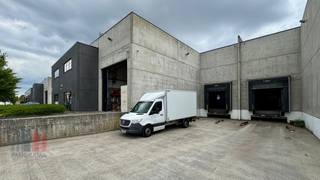 <strong>Instapklare bedrijfsunit met laadkades</strong> op een uitstekende locatie in <strong>Mechelen</strong>, vlakbij de E19 (Antwerpen–Brussel) en belangrijke invalswegen.<br /><br />Het pand bestaat uit een <strong>magazijnruimte van 1.644 m²</strong> en een <strong>volledig afgewerkte kantoorruimte van 279 m²</strong>. Deze unit is uitermate geschikt voor bedrijven actief in opslag, productie, distributie of e-commerce. Dankzij de moderne infrastructuur, de vlotte bereikbaarheid en de aanwezigheid van parkeergelegenheid is dit een ideale uitvalsbasis voor kmo’s of logistieke spelers. Magazijnruimte is uitgerust met o.a. vrije hoogte van +/- 6m, sectionaalpoort, laadkade, led-verlichting,..<br /><br />Mogelijkheid tot behouden van aanwezige mezzanine (6 m x 18 m) met 500 kg/m² belasting, alarm-en camerasysteem, reclamezuil vooraan en extra verlichting.<br /><br /><strong>Beschikbaar vanaf 01/2026.</strong><br /><br />Contacteer <strong>PANORAMA B2B</strong> voor bijkomende inlichtingen, plannen of een vrijblijvend plaatsbezoek op het nummer <strong>03 225 03 03</strong>.