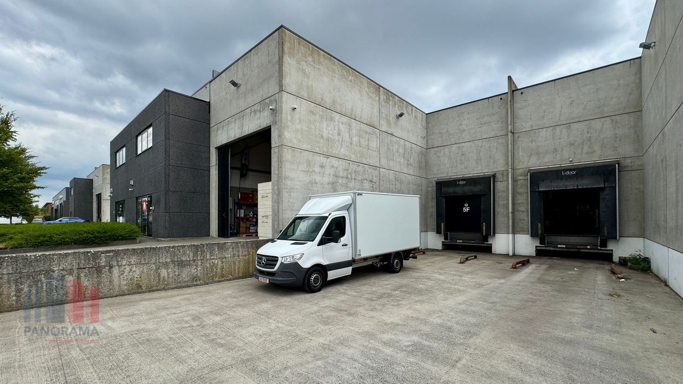 1.644 m² magazijn met laadkades en 279 m² kantoren te huur op toplocatie in Mechelen! - foto 2