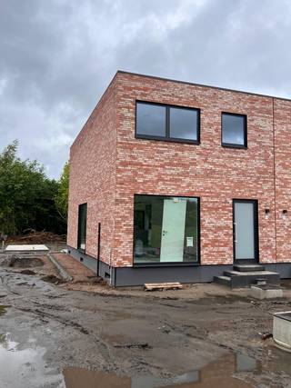 <p>Interesse? Vragen? Plan dan zelf je bezoek in via onze digitale kalender of neem gerust contact op met Olivier Boon via olivier.boon@copandi.be of via +32 468/35 17 50.</p><p></p><p>Op een toplocatie te Baal, op wandelafstand van het centrum met winkels, scholen en openbaar vervoer, bevindt zich deze passieve halfopen nieuwbouwwoning met 4 slaapkamers en een E-peil van -18 in een rustige fietsstraat op een mooi perceel van 5a90ca. Deze ligging is een ideale uitvalsbasis met een vlotte bereikbaarheid richting Leuven, Brussel, Antwerpen en Mechelen.<br /><br />Deze splinternieuwe innovatieve woning is uitgerust met lucht/lucht-warmtepompen, zonnepanelen , thuisbatterij, warmtepompboiler, ventilatiesysteem type D+, een volledig ingerichte luxe design keuken met keukeneiland en een moderne badkamer met ligbad en douche.</p><p></p><p>We betreden de woning via de inkomhal met gastentoilet en vestiaire. De lichtrijke leefruimte biedt plaats voor een gezellige zithoek en een aparte eetruimte. De open keuken is mooi geïntegreerd en voorzien van kwalitatieve Miele toestellen, bestaande uit een oven, microgolfoven, vaatwasmachine, koelkast met vriesvak en inductiekookplaat met afzuiging. Vanuit de open leefruimte heeft u toegang tot het ruime terras en de tuin, waar u in alle rust en privacy kunt genieten. Op het gelijkvloers vindt u tevens een praktische berging. Op de eerste verdieping geeft de nachthal toegang tot vier slaapkamers, een apart toilet, een badkamer uitgerust met dubbele lavabo, inloopdouche en ligbad, en tot slot nog een berging.</p><p></p><p>Buiten is er een aangelegde oprit met plaats voor twee wagens, een terras en een tuinberging.</p><p></p><p>De woning zit momenteel in de afwerkingsfase en zal beschikbaar zijn vanaf 1 augustus 2026. De maandelijkse huurprijs bedraagt € 1.550 per maand.</p><p></p><p>Wij bieden 2 identieke halfopen woningen aan op deze locatie. De bezoeken zullen plaatsvinden op vrijdag 26 juni.</p><p></p><p><strong>Let op: de getoonde interieurfoto's zijn van een kijkwoning, de materialen in deze woning zijn hetzelfde maar de woning is niet bemeubeld. De exterieurfoto's aangevuld met een impressie om een beter beeld te vormen na afwerking.</strong><br /></p><p>✅ Vier slaapkamers <br />✅ Nieuwbouwwoning EPC A+<br />✅ Centrale ligging met vlotte bereikbaarheid<br />✅ Luxe design keuken met Miele toestellen<br />✅ Zonnepanelen - Batterij - Warmtepomp<br />✅ Lage energiekosten</p><p>✅ Onderhoudsvriendelijke tuin met tuinberging<br /><br /></p><p>Kan u niet wachten om deze woning te bezoeken? Plan dan snel uw afspraak in! Of contacteer ons voor meer informatie op 0468/35 17 50 of via olivier.boon@copandi.be<br /></p>