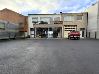 Deze eigendom omvat 2 ruime opslagruimtes, telkens met een bovenliggende woonst. Ideaal voor wie wonen en werken comfortabel wil combineren of nood heeft aan een praktische uitvalsbasis met veel mogelijkheden.<br /><br />Elke benedenruimte doet dienst als royale opslagplaats en biedt een totale oppervlakte van net geen 500 m² met dus alle ruimte voor materiaal, stock of een professionele activiteit.<br /><br />In beide woongedeeltes, bereikbaar via aparte toegang, bevindt zich een functionele, geïnstalleerde keuken, een lichtrijke leefruimte met eetplaats en zithoek, en een apart toilet. Verder zijn er 2 of 3 slaapkamers en een badkamer uitgerust met geïntegreerde wasplaats.<br /><br />De gezellige veranda biedt een mooi uitzicht over Kuurne en sluit aan op een ruim terras met tuinberging.<br /><br />Achteraan is er op het gelijkvloers nog een aantrekkelijk stukje tuin, ideaal om te ontspannen. Ben je een grote dierenvriend? Dan zijn hier ook zeker mogelijkheden!<br /><br />Voor de woning is er een oprit met plaats voor meerdere wagens. Dankzij de ligging langs de Brugsesteenweg is de bereikbaarheid uitstekend, zowel commercieel als praktisch gezien.<br /><br />Deze combinatie van ruimte, wooncomfort en strategische ligging zorgt voor een unieke opportuniteit met tal van invulmogelijkheden!<br /><br />Onze ref. DEV4875