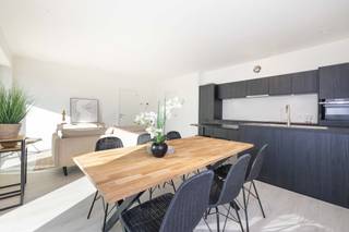 <p><span><strong>VILVORDE</strong></span> - Cet appartement 2 chambres du projet Waterzicht offre un cadre de vie unique au bord de l’eau, au sein du nouveau quartier 4 Fonteinen. Pensé pour répondre aux besoins des familles, il offre des volumes généreux, une distribution fonctionnelle et un cadre de vie agréable à proximité immédiate de Bruxelles.</p>
<p>Le séjour lumineux avec cuisine ouverte s’ouvre sur une terrasse privative, véritable prolongement de l’espace de vie. Les deux chambres sont bien proportionnées et permettent un aménagement flexible, complété par une salle de bains élégante et des équipements de qualité.</p>
<p>Grâce à son chauffage par le sol, son système de ventilation double flux et ses performances énergétiques élevées, l’appartement garantit un confort durable et des charges maîtrisées. Les espaces communs soignés, les jardins partagés et la proximité des transports renforcent l’attractivité du bien.</p>
<p>Selon les choix possibles, livré à l’acte ou avec la possibilité de personnaliser le bien en choisissant vos finitions, et vendu avec l’opportunité de bénéficier de la TVA à 6 %, cet appartement deux chambres représente une occasion rare de s’installer dans un quartier en plein développement, alliant qualité de vie et excellente accessibilité.<br />Les surfaces sont données à titre indicatif. Contactez-nous pour plus d’informations.</p>