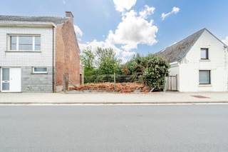 <p><strong>Ben je op zoek naar een ruim bouwlot om jouw droomwoning te realiseren? Zo gevonden!</strong></p>

<p>Dit bouwlot van 270 m² is gelegen in Denderhoutem en biedt de mogelijkheid om een ruime gezinswoning te realiseren. Gelegen in een residentiële en groene omgeving, vormt dit perceel een aangename uitvalsbasis voor wie rustig wil wonen en toch vlot verbonden wil zijn met de belangrijkste invalswegen.</p>

<p>Met een voorziene gevelbreedte van 9,29 meter en een bouwzone van 15 meter diep op het gelijkvloers en 12 meter op de verdieping, zijn er mooie mogelijkheden voor een comfortabele woning met een indeling naar eigen wensen. De woning zal aansluiten op de bestaande woning nr. 163, terwijl aan de andere zijde een wachtgevel wordt voorzien.</p>

<p><strong>Bouwvoorschriften:</strong></p>

<ul><li>bouwlot van 270 m²;</li><li>gesloten bebouwing toegelaten;</li><li>gevelbreedte van 9,29 meter;</li><li>bouwdiepte van maximaal 15 meter op het gelijkvloers en 12 meter op de verdieping;</li><li>aansluiting op de bestaande woning nr. 163;</li><li>nieuwe wachtgevel aan de rechterzijde;</li><li>akkoord om op de perceelgrens te bouwen;</li><li>afzonderlijk bouwlot, gekend als lot 1.</li></ul>

<p>De ruime bouwmogelijkheden maken dit perceel geschikt voor het realiseren van een comfortabele gezinswoning met meerdere slaapkamers, volledig afgestemd op de wensen van de toekomstige eigenaar.</p>

<p>Interesse? Neem vandaag nog contact met ons op voor meer informatie!</p>