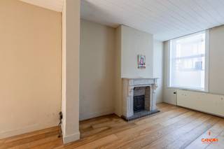 Deze burgerwoning met <strong>karaktervolle gevel</strong> heeft een uitstekende ligging. Op enkele minuten heeft u het station Gent Sint-Pieters, het historisch centrum, verschillende winkels en het openbaar vervoer. Om de hoek vindt u het Miljoenenkwartier waar u geniet van groen en rust. De woning heeft verschillende <strong>authentieke elementen</strong> zoals de originele parketvloeren, deuren en schouwen. Bovendien zorgen de <strong>hoge plafonds</strong> voor een extra ruimtelijk gevoel in de woning.<br /><br />U komt de woning binnen via de inkomhal waar u toegang heeft tot de woonkamer, de keuken, apart toilet en de kelder. De <strong>ruime woonkamer</strong> gaat naadloos over in de keuken, dewelke voorzien is van  eetplaats. Achterliggend heeft u nog een praktische berging. Via de keuken heeft u toegang tot de<strong> tuin met aangelegd terras</strong>. <br /><br />Op een eerste tussen verdiep heeft u de badkamer met achterliggend extra bergruimte. Verder op het eerste verdiep vindt u twee ruime slaapkamers. Op het tweede verdiep heeft u nog een bergruimte/ dressing en twee slaapkamers<strong>.</strong><br /><br />Met de nodige opknapbeurt maakt u van deze woning een prachtige thuis! Wenst u deze woning te bezoeken, neem dan contact op via 09 278 88 88 voor het maken van een afspraak. 