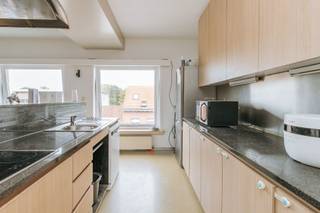 <p><strong>Bezoek mogelijk na aanmaken huurprofiel: </strong><strong>https://onid.mijnhuurprofiel.be/property/4e2acc12-2e97-4a1e-8a2f-dcaf2e47118a</strong></p><p><br /></p><p>Dit ruime appartement is gelegen op de tweede verdieping van een verzorgd gebouw in de Heistraat. De centrale ligging zorgt ervoor dat talrijke winkels, openbaar vervoer en scholen in de directe wandelomgeving van het appartement zijn. Dankzij de ring van Antwerpen en de A12 beschik je hier altijd over een vlotte verbinding met de auto. </p><p><br /></p><p>Het appartement beschikt over een inkomhal, ruime leefruimte met keuken, bergruimte, slaapkamer 1 met aansluitend de badkamer en slaapkamer 2 met aansluitende een douchekamer. </p><p><br /></p><p>Daarnaast kunnen bewoners gebruik maken van de gemeenschappelijke fietsenstalling.</p>