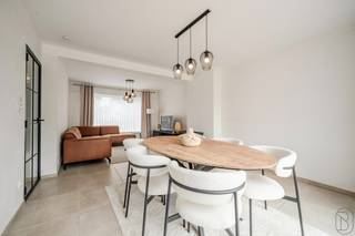 Volledig instapklare woning met 3 slaapkamers, zonnige tuin en uitweg langsachter.INDELING: Op het gelijkvloers bevindt er zich de inkom met traphal...