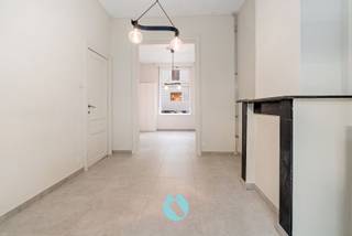 <p><strong>Deze woning combineert authenticiteit en hedendaags comfort, kopers vinden hierin een ideale thuis op een locatie die alles binnen handbereik biedt.</strong></p><p> </p><p>Deze woning combineert authenticiteit en hedendaags comfort, kopers vinden hierin een ideale thuis op een locatie die alles binnen handbereik biedt.<br />Dankzij de <strong>Mobiscore </strong>van <strong>9,4</strong> woon je hier op wandel- en fietsafstand van winkels, scholen, openbaar vervoer en geniet je vlotte verbindingen richting het centrum van Gent. <br /><br />De inkomhal leidt naar een gezellige leefruimte waar de schouwen behouden werden, een subtiele knipoog naar het verleden.<br />Aansluitend vind je de keuken, een praktische berging, gastentoilet en toegang tot de ruime kelder.<br />Buiten geniet je van een aangename koer/binnenterras van 22,83 m² met handige buitenberging.<br /><br />Op de eerste verdieping bevindt zich een ruime slaapkamer en badkamer. De tweede verdieping omvat nog eens twee volwaardige slaapkamers.<br />De zolder biedt bijkomende opbergmogelijkheden.<br /><br /><strong>Troeven </strong>van deze woning:<br />- Uitstekende bereikbaarheid<br />- Drie slaapkamers<br />- Ruime buitenruimte<br />- EPC D-label, vrij van renovatieverplichting<br /><br />Wilt u deze eigendom en zijn troeven zelf ontdekken, neem dan zeker contact op voor het plannen van een bezoek ter plaatse.<br /><strong><u>Interesse?</u> </strong>Contacteer Steffi telefonisch op 0498/50.50.94 of per mail steffi@vastgoeddevos.be </p>