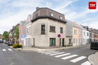 Deze charmante hoekwoning bevindt zich in de gezellige Nieuwewijkstraat, op enkele minuten wandelafstand van het trein station Gent - Dampoort. Strategisch zeer goed gelegen!<br /><br />Kortom, met de ligging van deze woonst is een auto niet noodzakelijk.<br />Het centrum van Gent is gemakkelijk te bereiken te voet of per fiets. Via de oude dokken kom je in het historisch centrum terecht. Met het openbaar vervoer ben je op enkele minuten in de bruisende stad.<br />Naast het station zijn er ook tal van supermarkten, scholen, restaurants op wandel en/of fietsafstand terug te vinden. Ook het zwembad / sporthal Rozenbroeken ligt in de buurt. <br />En toch ben je op minder dan 10 min op alle belangrijke toegangswegen de E17, E40 en de R4.<br /><br />De woning is nog deels af te werken / te renoveren. <br /><br />Via de inkomhal komen we terecht in de leefruimte. Eveneens vinden we op het gelijkvloers de ruime keuken en de toegang tot de kelder. <br /><br />Op de eerste verdieping bevindt zich de badkamer en de eerste slaapkamer. De badkamer is zeer ruim en biedt de mogelijkheid voor het plaatsen van een ligbad en een inloopdouche. De slaapkamer op het eerste verdiep is voorzien van ingebouwde kasten.<br />Op de 2de verdieping bevinden zich nog 2 ruime slaapkamers. <br /><br />Extra troeven : <br />- De woning heeft een EPC D, er is geen renovatieplicht.<br />- Er is nog een zolder aanwezig. Het dak is reeds geïsoleerd. Deze kan afgewerkt worden en dienen als extra bergingsruimte.<br />- De woning geeft de nieuwe eigenaar de mogelijkheid deze af te werken naar smaak en eigen behoefte.<br /><br />Deze opportuniteit is ideaal voor wie in Gent wil wonen. Dit huis heeft alles om er een echte thuis van te maken.<br /><br />Beschikbaar bij akte<br /><br />Contacteer Topvastgoed voor een bezoek op het nummer 0475 700 700<br />