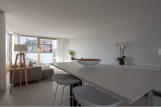 <p>Ontdek dit luxueuze appartement aan de stadsrand van Tongeren, ideaal voor wie comfortabel wil wonen met alle voorzieningen binnen handbereik. Zo bevindt u zich op wandelafstand van o.a. winkels, horeca, scholen, openbaar vervoer en het station van Tongeren.<br /><br />Gelegen op de vierde verdieping van een modern gebouw in het hart van Tongeren-Borgloon, biedt dit prachtige appartement een ideale combinatie van luxe en comfort.<br /><br />Met een bewoonbare oppervlakte van 95 vierkante meter is er voldoende ruimte om comfortabel te leven en te genieten van alle gemakken die dit pand te bieden heeft. De eigentijdse architectuur en de hoogwaardige afwerking zorgen voor een warm en uitnodigend interieur, dat perfect aansluit op de wensen van de moderne levensstijl.<br /> </p>
<p>Het appartement biedt een ruime en lichtrijke woonkamer waar comfort en ruimte centraal staan. De volledig uitgeruste keuken sluit naadloos aan op een praktische berging. Verder beschikt het appartement over een badkamer, twee gezellige slaapkamers en een apart toilet. Als extra troef zijn er een aangenaam terras en een ondergrondse autostaanplaats aanwezig.<br /><br />Dit appartement is niet alleen een ideale keuze voor wie op zoek is naar een instapklaar eigendom, maar biedt ook een aantrekkelijke investeringsopportuniteit. Het pand is momenteel verhuurd, waardoor u als investeerder vanaf de aankoop meteen kunt rekenen op een stabiel huurrendement.<br /><br />Plan vandaag nog uw bezoek in via immo@confideo.be of op het nummer 012 23 23 11.</p>
