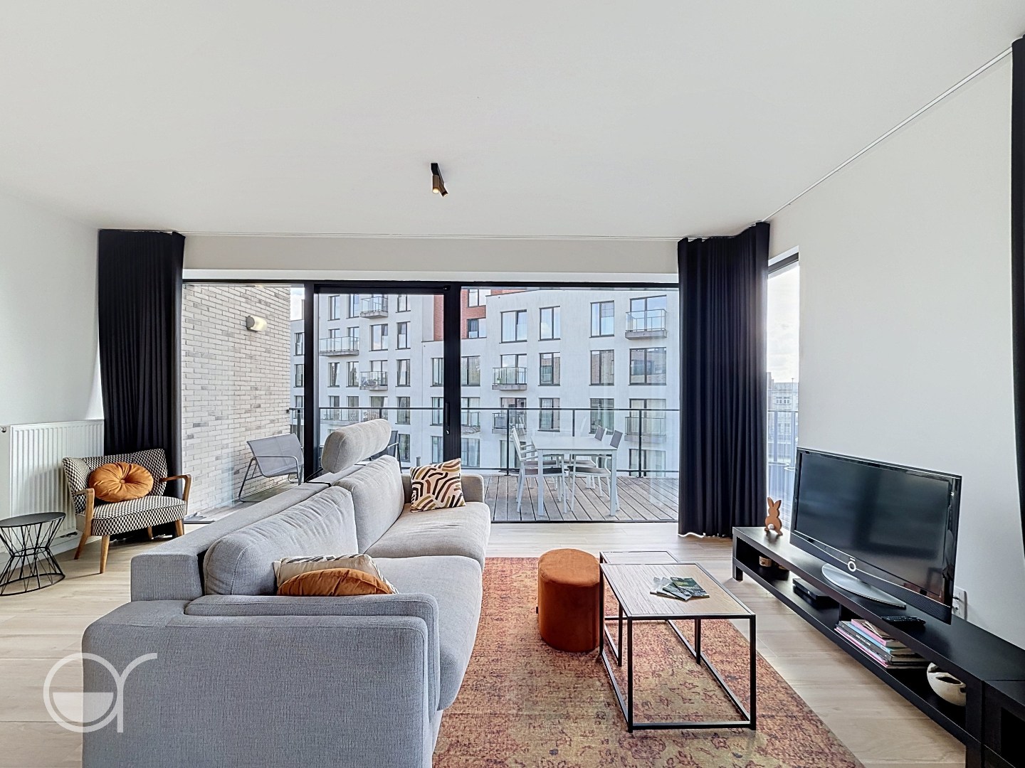 Ruim en lichtrijk tweeslaapkamerappartement met autostaanplaats te huur - foto 1