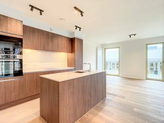 Tour &amp; Taxis - Appartement 2 slaapkamers op de Tour &amp; Taxis site in het gebouw "Admiral" gelegen naast het Park Tour &amp; Taxis, het grootste stadspark in Brussel met Gare Maritime. Indeling van het appartement:Inkom - volledig geïnstalleerde keuken - leefruimte - gastentoilet - berging - slaapkamer 1 - douchekamer 1 - slaapkamer 2 - groot terras - kelderbergingDe gemeenschappelijke kosten, onder de vorm van een provisie, bedragen 150,00 EUR/maand en dienen voor het onderhoud van de gemeenschappelijke delen, verwarming en warm water.Beschikbaar vanaf 1/07/2026!Bezoekaanvragen via onze website DEWAELE.com!De ruime en lichtrijke leefruimte is perfect ontworpen voor comfort en stijl, met grote ramen die het uitzicht optimaal benutten. Het appartement beschikt over 2 slaapkamers, 1 badkamer en een grote keuken, ideaal voor zowel privacy als praktische indeling. Een perfecte combinatie van moderne luxe en unieke locatie in het hart van Brussel!