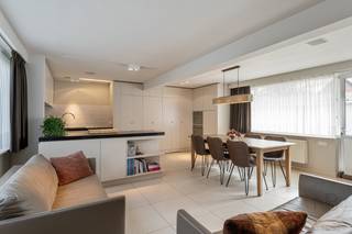 In de recent vernieuwde straat van het Reitje vinden we deze zeer goed onderhouden woning op een bijzonder ruim perceel van maar liefst 22 are 53ca. Diepenbeek is een aangename, <span><strong>familiale gemeente</strong></span> met een centrale ligging en een vlotte verbinding naar omliggende steden zoals Hasselt, Genk en Bilzen. Scholen, winkels en dagelijkse voorzieningen bevinden zich in de nabije omgeving.<br /><br />De woning dateert uit de jaren '50, maar werd doorheen de jaren goed onderhouden en gerenoveerd. Zo werd het dak vernieuwd, zijn de ramen voorzien van dubbele beglazing en werd recent een volledig nieuwe, volwaardige keuken geplaatst.<br /><br /><u><span><strong>Indeling van de woning:</strong></span></u><br />De hoofdwoning beschikt over een inkomhal, een ruime living en eetkamer, een bureau en twee slaapkamers op de verdieping. Daarnaast is er een extra kamer die momenteel ingericht is als dressing en badkamer. Hier zijn bovendien reeds leidingen voorzien voor het plaatsen van een douche.<br />De vaste trap naar de zolderverdieping biedt mogelijkheden voor extra slaapkamers of een hobbyruimte. Verder beschikt de woning over een kleine, droge kelder voor extra bergruimte.<br /><br />De bijbouw vormt een mooie uitbreiding van de woning en beschikt over een grote leefkeuken die in verbinding staat met het bureau van de hoofdwoning. Achter de mooie kasten bevinden zich een praktische wasplaats en een badkamer.<br /><br /><u><span><strong>Bijzonderheden:</strong></span></u><br />De absolute troef van deze woning is het prachtige perceel. Met maar liefst 22 are 53ca beschikt u hier over een uitzonderlijk ruime tuin waar u in alle rust en privacy kan genieten van de buitenruimte. De aangelegde oprit en de garage zorgen bovendien voor het nodige comfort.<br /><br />Contacteer ons om deze instapklare woning te ontdekken. U kan bellen naar <span><strong>089/20 34 34</strong></span> of mailen naar <span><strong>info@ninabrunovastgoed.be</strong></span>