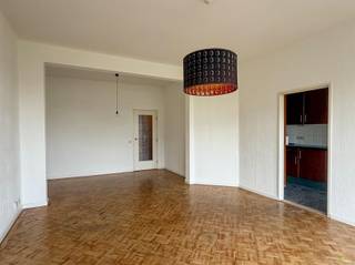 <p><span>one-bedroom apartment with terrace in Antwerp!</span></p><p><span> </span></p><p><span>The apartment is within walking distance of all necessary facilities such as public transport and stores, ...</span></p><p><span> </span></p><p><span>Layout:</span></p><p><span>We enter the apartment on the fifth floor through the common hallway and find ourselves in the entrance hall. The entrance hall has a built-in wardrobe and gives us access to the spacious and bright living room. </span></p><p><span>Then we find the kitchen, which has all the necessary comfort. The kitchen gives access to the first terrace.</span></p><p><span>The apartment has one bedroom, from the bedroom you can access the second, small terrace. </span></p><p><span>The bathroom is equipped with a sink, mirror and a bathtub. </span></p><p><span>Finally, there is a separate toilet, which is convenient for guests. </span></p><p><span> </span></p><p><span>Practical info:</span></p><p><span>-  EPC score: </span><span>196 kWh/(m²/year) LABEL B</span></p><p><span>-  Ready to move in and available immediately </span></p><p><span>-  Common costs: €150 (heating, water, utilities, maintenance of common parts)</span></p><p><span>-  Rent guarantee: 3 months rent</span></p><p><span>- Site description €225 per lot</span></p><p><span> </span></p><p><span>!!! NEW: FROM NOW ON SCHEDULE YOUR APPOINTMENT YOURSELF VIA OUR ONLINE MODULE!!! </span></p><p><span>Surf to the relevant property on our website <span>www.habicom.be</span></span><span> and then click on the pink button</span><span> 'PLAN A VISIT'</span><span>.</span></p><p><span> </span></p><p><span> </span></p>