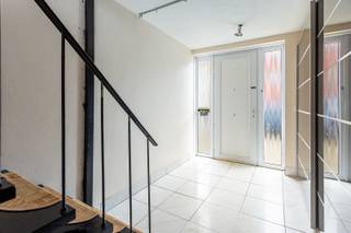 Deze ruime woning bevindt zich in een autoluwe en kindvriendelijke woonwijk waar uitsluitend plaatselijk verkeer toegelaten is. Hierdoor geniet je...