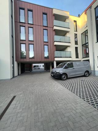 <strong>nieuwbouwappartement met luxe afwerking<br /><br />Indeling</strong><br />inkomhal, ruime lichtrijke woonkamer die toegang biedt tot het terras en de open keuken, 2 slaapkamers, wasplaats, badkamer en toilet<br /><br /><strong>Troeven</strong>
<ul><li>zeer lichtrijk appartement</li><li>6 stuks zonnepanelen</li><li>mogelijkheid afwerking appartement zelf te kiezen in overleg met de bouwheer</li><li>topligging in centrum Beselare (bakker en beenhouwer in dezelfde straat)</li><li>fietsenstalling inbegrepen (overdekt en afgesloten) + mogelijkheid staanplaatsen bij te kopen (prijs bespreekbaar)</li><li>mogelijkheid appartement 5 te kopen i.p.v. appartement 8 die al volledig afgewerkt is en instapklaar</li><li>gunstig epc A </li><li>deel van historisch gebouw, voormalige brouwerij</li></ul>
Aankopen aan 6% btw mogelijk voor de constructie en registratierechten voor de grond.
