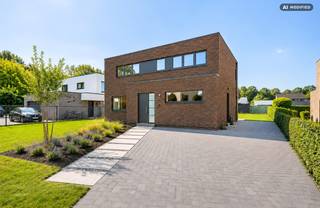 Cette maison individuelle neuve, achevée en 2025, allie le confort de vie contemporain, une disposition réfléchie et des performances énergétiques extrêmement efficaces (PEB: -1kWh/m2an). Située sur un grand terrain de 1.034 m² et avec une surface habitable d'environ 207 m², cette maison offre tout l'espace nécessaire pour une vie confortable.<br />La maison est chauffée par une pompe à chaleur économe en énergie, elle dispose également de panneaux solaires et de la climatisation dans le salon et la chambre à coucher. Les installations pour la climatisation des autres chambres sont déjà en place. La maison est vendue sous le régime des droits d'enregistrement (2% si les conditions sont remplies).<br /><br />Disposition :<br />Au rez-de-chaussée se trouve un salon lumineux avec un bureau pratique attenant, une cuisine ouverte équipée de tout le confort contemporain, un grand débarras adjacent (+-16m2) avec une entrée séparée et des toilettes pour les invités.<br /><br />À l'étage, il y a trois chambres à coucher complètes, une élégante salle de bains équipée d'une baignoire et d'une grande douche à l'italienne, ainsi qu'un deuxième WC séparé.<br /><br />Le grand jardin est orienté sud-ouest, à l'arrière se trouve également un grand abri de jardin (+-40m2). Cet espace convient également parfaitement comme atelier, espace de loisirs, débarras ou espace de stockage.<br /><br />Caractéristiques exceptionnelles :<br />- Maison neuve<br />- PEB: -1kWh/m2an<br />- Possibilité d'achat sous droits d'enregistrement (2%)<br />- Panneaux solaires<br />- Climatisation<br />- Pompe à chaleur<br />- Domotique<br />- Chauffage par le sol<br />- 2 WC séparés<br />- Grand abri de jardin<br />- Permis de construire pour carport.
