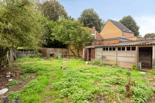 Met een ligging te Schoolsteeg, pal in Geelse stadscentrum, beschikken we met dit perceel over tal van voorzieningen op wandelafstand. Ondanks de centrale ligging kunnen we genieten van een rustige omgeving en een tuin met een mooi aangelegde fruitboomgaard. Kortom, een perceel met enorm veel troeven en mogelijkheden. Tot slot is er een goede verbinding met de omliggende gemeenten.<br /><br />Kenmerken:<br />- Totale oppervlakte: 872 m²<br />- Perceelbreedte: +/- 12 m<br />- Perceeldiepte: 50 m<br />- Bestemming: woongebied<br /><br />Het betrokken perceel is gelegen binnen het BPA Nieuwstraat, meer bepaald in de strook B1S. Op dit perceel kan een halfopen eengezinswoning worden opgericht. Er kan gebouwd worden tot op 5 meter van de achterste perceelgrens (van het eerste perceel) en tot op 3 meter van de rechter perceelgrens. Daarnaast dient rekening gehouden te worden met de aangepaste bouwcode (momenteel in opmaak) voor alle regelgeving die niet expliciet in het BPA werd opgenomen. Er dient niet voldaan te worden aan de groennorm uit de bouwcode, aangezien de bouwstrook reeds is ingetekend op het bestemmingsplan van het BPA.<br /><br />Het perceel leent zich perfect voor het bouwen van een ruime gezinswoning.<br /><br />Voor meer informatie over de mogelijkheden bij dit perceel bent u altijd welkom op ons kantoor of kan u ons steeds bereiken via info@vastengoed.be of 014 72 73 74.<br /><br />Wenst u een gratis schatting van uw eigendom? Contacteer ons vrijblijvend voor een afspraak!