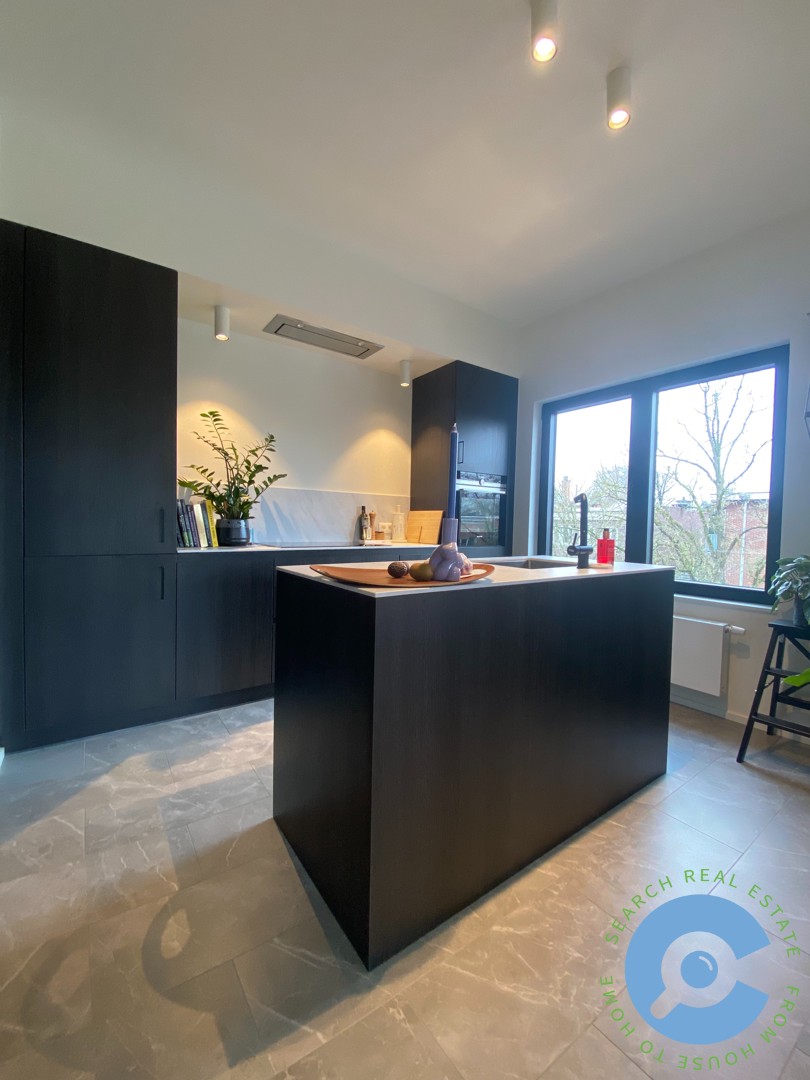 Lichtrijk gerenoveerd twee slaapkamerappartement! - foto 4