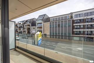 Recent en gemeubeld appartement in de nieuwbouwresidentie Capri II, ideaal gelegen vlak bij de Zeedijk en op wandelafstand van het winkelcentrum. Het gebouw werd opgeleverd in juni 2022 en combineert een moderne uitstraling met een uitstekende ligging. Het appartement is praktisch en comfortabel ingedeeld met een inkomhal, een lichtrijke woonkamer, een berging, een stijlvolle badkamer met inloopdouche, een apart toilet, 2 slaapkamers en een zonnig terras waar het aangenaam vertoeven is. Het appartement wordt volledig gemeubeld verkocht en is voorzien van inbouwkasten, wat zorgt voor extra comfort en opbergruimte. Het appartement kan als vakantieverblijf of als vaste woonst dienen.Ook op energetisch vlak scoort dit appartement uitstekend, met een gunstig EPC-label A. Extra troef is de ruime, gemakkelijk toegankelijke gemeenschappelijke fietsenberging. Mogelijkheid tot aankoop garage in de nabije omgeving. Verkoop onder het registratierecht.