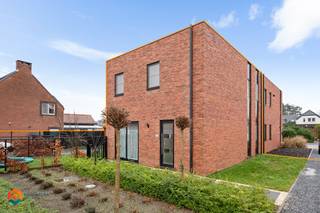 Op een uitstekende locatie te Hulshout bevindt zich deze energiezuinige woning met 3 slaapkamers. U geniet hier van een uitstekende bereikbaarheid, toch vlakbij winkels, eet- en drankgelegenheden, scholen en het openbaar vervoer. Deze energiezuinige woning is voorzien van zonnepanelen, volledig geschilderd en is afgewerkt met gordijnen.<br /><br />We betreden de woning via de inkomhal met apart gastentoilet. Vooraan de woning bevindt zich de lichtrijke leefruimte waar u een gezellige zithoek en een aparte eetplaats met uitzicht op de tuinkan inrichten. De open keuken met eiland is mooi geïntegreerd in het geheel, uitgerust met kwalitatieve toestellen en geeft toegang tot een ruime berging. De nachthal op de eerste verdieping geeft ons toegang tot 3 ruime slaapkamers, een extra berging en een badkamer met dubbele lavabo, inloopdouche en toilet. Tot slot beschikt de woning ook over voldoende parkeermogelijkheden en een aangename tuin waarin u steeds kan genieten van het mooie weer. <br /><br />Dit is een uitstekende opportuniteit als u op zoek bent naar een energiezuinige, afgewerkte woning met 3 slaapkamers te Hulshout. Contacteer ons voor meer informatie op 0479/47 09 61 of neem een kijkje op www.boonstravastgoed.be. <br /><br />Bijzonderheden: <br />- 3 slaapkamers<br />- Bouwjaar 2021<br /><br />- Uitstekende locatie