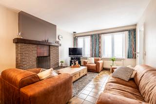 <strong>Deze goed onderhouden bel-etagewoning is gelegen in een rustige straat nabij het centrum van Turnhout. Winkels, scholen en de Grote Markt bevinden zich op fietsafstand. De woning beschikt onder meer over een inpandige garage, een hobbyruimte op het gelijkvloers, een lichtrijke woonkamer en 2 à 3 (slaap)kamers. Bovendien geniet u van een gunstige EPC-score van 128 kWh/m²/jaar (B-label) en is de woning uitgerust met zonnepanelen.<br /><br /></strong><span>Gelijkvloerse verdieping</span>: Via de inkomhal heeft u toegang tot een ruime (hobby)kamer, een douchekamer en de inpandige garage met automatische poort. Achteraan bevindt zich een afgesloten parkeerplaats. Deze buitenruimte is bereikbaar via de garage en ook via een poort langs de zijgevel van de woning, en biedt bovendien de mogelijkheid om ingericht te worden als aangename tuin of koer.<br /><br /><span>Eerste verdieping</span>: Op de eerste verdieping vindt u de leefruimte met veel lichtinval. De keuken is uitgerust met een elektrisch kookvuur met dampkap, een combi-microgolfoven en een koelkast, en beschikt over voldoende kastruimte. Verder is er op deze verdieping een aparte kamer, momenteel ingericht als wasplaats/berging, en een badkamer (2015) met inloopdouche, toilet en wastafel.<br /><br /><span>Tweede verdieping</span>: De tweede verdieping omvat twee slaapkamers en een zolderkamer, ideaal als berging.<br /><br /><span>Bijzonderheden</span>:<br />- Stedenbouwkundige inlichtingen in aanvraag<br />- Gunstige EPC-score: 128 Kwh/m²/j (B-label)<br />- Zonnepanelen aanwezig <br />- Centrale verwarming op aardgas<br />- HR-dubbelglas, houten schrijnwerk<br />- Beschikbaar voorjaar '27<br /><br />Bekijk deze woning via ons interactief grondplan: https://deboerenpartners.virtimmocontent.be/start-visit/4988