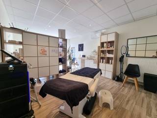 Leuk, kleinschalig handelspand in het centrum van Dudzele. Het pand wordt op heden aangewend als schoonheidssalon. Parkeergelegenheid voor de deur!...