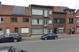 <p><strong><span>Ruim 1-slaapkamerappartement op centrale ligging</span></strong></p>
<p><span>Bent u op zoek naar een ruim appartement, centraal gelegen en op wandelafstand van het openbaar vervoer? Dan is dit appartement zeker het bekijken waard.</span></p>
<p><span>Het appartement bevindt zich op de <strong>gelijkvloerse</strong></span><strong><span><strong> </strong>verdieping</span></strong><span> van een kleinschalig gebouw met slechts drie appartementen. Via de gemeenschappelijke traphal bereikt u de inkomhal, die toegang biedt tot een apart toilet, een handige bergkast, een ruime slaapkamer, de badkamer en de lichte woonkamer.</span></p>
<p><span>De woonkamer sluit aan op de ingerichte keuken. Vanuit de keuken heeft u toegang tot een veranda dewelke niet vergund is en een ruim terras met tuin.</span></p>
<p><span>Het appartement is momenteel </span><strong><span>verhuurd</span></strong><span>, wat het ook interessant maakt als investering.</span></p>
<p><span>Achteraan het gebouw bestaat bovendien de mogelijkheid om </span><strong><span>een garage of berging aan te kopen</span></strong><span>.</span></p>
<p><strong><span>Kenmerken:</span></strong></p>
<ul>
<li>
<p><span>Bewoonbare oppervlakte: 92</span><strong><span> m²</span></strong></p>
</li>
<li>
<p><strong><span>1 ruime slaapkamer</span></strong></p>
</li>
<li>
<p><strong><span>EPC-label D</span></strong></p>
</li>
<li>
<p><span>Dak geïsoleerd</span></p>
</li>
<li>
<p><span>Elektrische installatie conform</span></p>
</li>
<li>
<p><span>Verwarming via elektrische accumulatie</span></p>
</li>
<li>
<p><span>terras van ca. 18 m²</span></p>
</li>
<li>
<p><span>Momenteel verhuurd</span></p>
</li>
<li>
<p><span>Mogelijkheid tot aankoop van garage of berging</span></p>
</li>
</ul>
<p><strong><span>Interesse?</span></strong><span> Maak tijdig uw afspraak en ontdek zelf de mogelijkheden van dit appartement.</span></p>