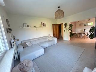 <strong>Beselare - Woning met 4 slaapkamers mogelijk en dubbele garage te koop.</strong><br /><br /><strong>Indeling:</strong><br /><u>Gelijkvloers:</u> inkomhal/bureel, ruime living, keuken, slaapkamer, badkamer en wasplaats<br /><u>1ste verdieping:</u> 1 grote open ruimte (mogelijkheid voor 4 ruime slaapkamers + dressing)<br /><br /><strong>Troeven:</strong><br />+ Overal centrale verwarming<br />+ Droge kelder<br />+ Houtkachel voor de sfeer<br />+ Ventilatiesysteem<br />+ Ruime diepe tuin<br />+ Dubbele garage<br />+ Elektriciteit conform<br />+ Zeer veel lichtinval<br />+ Technische ruimte<br /><br />Dit is een vanafprijs.