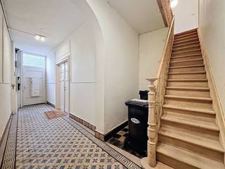 Appartementsgebouw/opbrengsteigendom met 3 verhuurde appartementen in centrum IeperGelijkvloersappartement (64m²): living, keuken, stadskoer,...