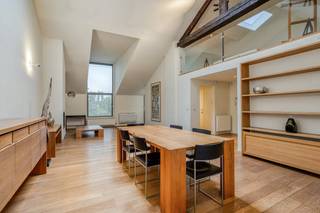 Dit stijlvolle duplex dakappartement bevindt zich in een kleinschalig gebouw aan de Charleroisesteenweg 25 in Sint-Gillis. Dankzij de topligging, vlak bij de Louizalaan, de Zavel en de bruisende Kasteleinwijk, geniet u van een ruim aanbod aan winkels, restaurants, cafés en openbaar vervoer.<br /><br />Het appartement is gelegen op de 3de en 4de verdieping en biedt een bewoonbare oppervlakte van 160 m². Het zonnige, westgericht terras van 15 m² met groen uitzicht vormt een echte troef.<br /><br />De indeling van het appartmeent is als volgt: <br />op de 3de verdieping;<br />- ruime inkomhal met apart toilet en aansluitingen voor was- en droogmachine<br />- lichtrijke leefruimte met hoge plafonds, haardcassette en open designkeuken<br />- volledig ingerichte design-keuken met keukeneiland, vaatwasmachine, ingebouwde koelkast, aparte diepvriezer, ingebouwde oven en microgolfoven<br />- toegang tot het westgerichte terras van 15 m², voorzien van waterrecuperatie<br />- bureauruimte op de overloop<br />- ruime slaapkamer met aansluitende badkamer uitgerust met ligbad, dubbele wastafel en tweede toilet<br /><br />op de 4de verdieping;<br />- mezzanine met tweede slaapkamer, uitkijkend over de woonkamer<br />- ensuite badkamer met douche en wastafel<br /><br />Mogelijkheid tot aankopen van staanplaats aan 30.000 EUR, niet inbegrepen in de prijs.<br /><br />Extra troeven;<br />- privatieve kelder met veiligheidsdeur<br />- zonnewering, airconditioning en alarmsysteem<br />- EPC D+ (168 kWh/m²/jaar), conform de Brusselse energiedoelstelling voor 2033.<br /><br />Wenst u dit appartement graag te bezichtigen? doe een aanvraag via www.dewaele.com of neem contact met Danielle Kaluza 0491 27 21 88.