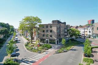 Deze handelsruimte van ca. 107 m² is gelegen op het gelijkvloers, op de hoek van residentie Steenakker aan de Zwijnaardsesteenweg in Gent. Het pand bestaat uit één grote open ruimte en biedt dankzij zijn casco-staat de mogelijkheid om volledig naar eigen behoeften ingericht te worden. Dankzij de grote raampartijen geniet de ruimte van overvloedig daglicht en een sterke visuele aanwezigheid in het straatbeeld.<br /><br />De ligging is een van de sterke troeven van dit pand. De Zwijnaardsesteenweg is een belangrijke verbindingsas in Gent en kent een constante stroom van verkeer en passage. In de directe omgeving bevinden zich tal van voorzieningen, diensten en instituten, wat de aantrekkelijkheid en dynamiek van deze locatie versterkt. Bovendien is de bereikbaarheid uitstekend: zowel met de wagen als met het openbaar vervoer, met een vlotte aansluiting op de R4, E17 en E40.<br /><br />Dit handelspand vormt een aantrekkelijke opportuniteit voor wie op zoek is naar een strategisch gelegen commerciële ruimte die vrij kan worden ingericht. <br /><br />Twee autostaanplaatsen inbegrepen in de huurprijs. <br />Provisie gemeenschappelijke delen: €25/maand. <br /><br />Beschikbaar vanaf 1 juli 2025. <br /><br />Benieuwd naar deze handelsruimte in Gent? <br />Maak zeker een afspraak via hanna@landbergh.be of 09 225 25 24 <br /><br />www.landbergh.be