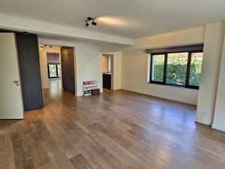 Dit gerenoveerd en instap-klaar appartement met lift geniet de volgende indeling: royale living met veel lichtinval, inkomhal met vestiaire...