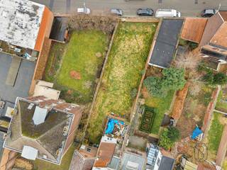 TOP !!! Situé en plein CENTRE avec jardin ! DESCRIPTION : entrée et cage d'escalier, double séjour, cuisine, débarras, salle de bain, 2 chambres...