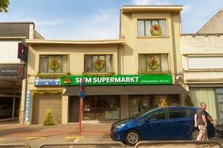 Centraal gelegen appartement in het centrum van de stad Mortsel, vlakbij winkels en openbaar vervoer.Indeling:Eetkamer: +/- 25,5 m² laminaat.Salon:...