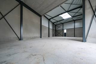 Op zoek naar een kwalitatieve bedrijfsunit met uitbreidingsmogelijkheden voor jouw onderneming? Deze casco, wind- en waterdichte KMO-unit biedt een uitstekende basis om volledig naar eigen wensen in te richten.<br /><br />De unit beschikt over een bruto-oppervlakte van 293,7 m², aangevuld met 103,8 m² kantoorruimte op de verdieping. Dankzij de vrije hoogte van 6,5 meter is de ruimte geschikt voor diverse professionele activiteiten zoals opslag, productie of logistiek.<br />Troeven van deze bedrijfsunit:
<ul>
<li>Casco, wind- en waterdichte oplevering</li>
<li>Robuuste staalconstructie</li>
<li>Geïsoleerd steeldeckdak met centrale lichtstraat voor optimale lichtinval</li>
<li>Gepolierde betonvloer</li>
<li>Geïsoleerde wanden en daken</li>
<li>Vrije hoogte van 6,5 meter</li>
<li>Elektriciteitsaansluiting 40A – 3-fasig</li>
<li>COAX-aansluiting</li>
<li>Wachtleidingen voor gas, water en elektriciteit voorzien</li>
<li>Gescheiden regenwater- en afvalwatersysteem</li>
<li>Sectionaalpoort van 4 meter hoog</li>
<li>Beglaasde aluminium loopdeur</li>
<li>Voorziening voor aansluiting van een sanitaire module</li>
<li>Rook- en warmteafvoersysteem conform de geldende brandveiligheidsvoorschriften</li>
<li>Gebouw voldoet aan de EPB-regelgeving (maximaal K40). De minimale ventilatievoorzieningen worden door de koper voorzien.</li>
</ul>
Deze bedrijfsunit combineert kwaliteit, functionaliteit en flexibiliteit, waardoor ze de ideale uitvalsbasis vormt voor groeiende ondernemingen.<br /><br />Interesse? Neem vrijblijvend contact met ons op voor meer informatie of een bezoek ter plaatse. Mail naar bornem@m3makelaars.be.<br /><br /><br />