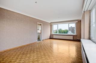 <h2><span>Te renoveren 3-slaapkamerappartement met terras en autostaanplaats </span></h2><p><span>Welkom in dit ruime te renoveren 3-slaapkamerappartement met een bewoonbare oppervlakte van ca. 115 m² en gunstig EPC, gelegen op de derde verdieping aan de Prins Boudewijnlaan 168 in Wilrijk. Dit appartement vormt een bijzonder interessante opportuniteit voor wie op zoek is naar een ruim renovatieproject met veel potentieel en mogelijkheden. Dankzij de ruime leefruimtes, drie volwaardige slaapkamers, het zuidgerichte terras en de interessante bestaande indeling beschikt het appartement over een uitstekende basis. Bovendien biedt de niet-dragende muur tussen de keuken en leefruimte de mogelijkheid om de woning volledig te transformeren naar een moderne open leefruimte met een ruime keuken en kookeiland.</span></p><h3><span>Ligging</span></h3><p><span>Het appartement bevindt zich aan de Prins Boudewijnlaan in Wilrijk, een vlot bereikbare en gegeerde locatie met een goede verbinding naar zowel Wilrijk als Antwerpen en de omliggende gemeenten. Dankzij de ligging zijn verschillende voorzieningen, winkels, scholen en horecazaken vlot bereikbaar. Ook de belangrijkste invalswegen en het openbaar vervoer bevinden zich in de nabije omgeving, waardoor zowel het centrum van Antwerpen als de omliggende gemeenten gemakkelijk bereikbaar zijn.</span></p><p><span>Een ideale ligging voor wie de combinatie zoekt van bereikbaarheid, voorzieningen en een aangename woonomgeving.</span></p><h3><span>Indeling</span></h3><p><span>Via de inkomhal betreedt u het appartement. De zeer ruime inkomhal vormt het centrale punt van de woning en zorgt voor een aangename verbinding tussen de verschillende ruimtes. Hier bevindt zich eveneens een praktische vestiairekast.</span></p><p><span>Vanuit de inkomhal komt u terecht in de ruime en zeer lichtrijke leefruimte. Dankzij de vele raampartijen geniet deze ruimte van een mooie natuurlijke lichtinval. De vloer is momenteel voorzien van een goed onderhouden blokjesparket, wat een mooie basis vormt voor de verdere renovatie.</span></p><p><span>Aansluitend bevindt zich de volledig geïnstalleerde keuken. Deze is momenteel praktisch ingericht in een U-vorm en beschikt over de nodige voorzieningen, met uitzondering van een vaatwasser.Een belangrijk pluspunt voor toekomstige verbouwers is dat de muur tussen de keuken en de leefruimte geen dragende muur is. Hierdoor zijn er verschillende mogelijkheden om de huidige indeling te optimaliseren. Zo kan de keuken bijvoorbeeld worden opengetrokken naar de leefruimte en kan er een moderne open keuken met kookeiland worden gecreëerd. Hierdoor ontstaat een ruime, open en hedendaagse leefruimte die volledig kan worden aangepast aan de wensen van de nieuwe eigenaar.</span></p><p><span>Via de keuken heeft u toegang tot het zuidgerichte terras van ca. 6 m². Dankzij de zuidoriëntatie geniet u hier van een aangename hoeveelheid zon. Er is tevens een praktische opbergkast voorzien.</span></p><p><span>Vanuit de leefruimte komt u opnieuw in de inkomhal, vanwaar de drie slaapkamers bereikbaar zijn. Het appartement beschikt over drie volwaardige slaapkamers van respectievelijk ca. 14 m², 12,5 m² en 9 m². </span></p><p><span>De badkamer is uitgerust met een ligbad, lavabo met spiegelkast en mechanische ventilatie. Ook deze ruimte biedt dankzij de renovatiemogelijkheden de kans om een volledig nieuwe en moderne badkamer te creëren. Verder is er nog een apart gastentoilet aanwezig.</span></p><p><span>Tot slot beschikt het appartement over een ruime autostaanplaats in het gebouw, bereikbaar via de automatische poort. Deze staanplaats dient verplicht mee aangekocht te worden voor 13.500 euro. </span></p><h3><span>Troeven</span></h3><ul><li><span>Ca. 115 m² bewoonbare oppervlakte</span></li><li><span>Te renoveren appartement met zeer veel potentieel</span></li><li><span>3 volwaardige slaapkamers </span></li><li><span>Mogelijkheid tot open keuken met kookeiland dankzij niet-dragende keukenmuur</span></li><li><span>Zuidgericht terras van ca. 6 m²</span></li><li><span>Gunstig EPC-label B</span></li><li><span>Asbestveilig</span></li><li><span>Dak gerenoveerd en geïsoleerd conform de doelstelling 2050</span></li></ul><p><span> </span></p><p><span>Kortom: een ruim appartement met een uitstekende basis en vooral heel wat mogelijkheden voor wie bereid is de handen uit de mouwen te steken. Een ideaal renovatieproject om een ruime, moderne en volledig gepersonaliseerde woonomgeving te creëren.</span></p>