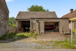 In het landelijke Hauthem, deelgemeente van Hoegaarden (grens Meldert), vinden we deze loods met een totale oppervlakte van ca. 161,65 m², aangevuld met een vooraan aangebouwde garage van ca. 41,45 m². Het geheel is gelegen op een mooi perceel van 8 are 27 centiare en beschikt achteraan over een aangename tuinzone, wat extra mogelijkheden biedt qua inrichting en gebruik. Dit eigendom biedt tal van opportuniteiten voor wie op zoek is naar opslagruimte, een atelier of een project met herbestemmingsmogelijkheden.