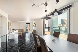 <p><span>Sommige woningen koop je met je hoofd. Andere stiekem ook een beetje met je hart. Dit is er zo één.</span></p>
<p><span>In de Tichelrij, één van de meest charmante straatjes van Mechelen, lijkt de tijd soms heel even stil te staan. Al in de 13de eeuw werd deze straat vermeld, toen hier nog bakstenen werden gebakken waaraan de straat haar naam dankt. Door de eeuwen heen zag deze plek de stad groeien, veranderen en bloeien, terwijl sommige verhalen gelukkig bewaard bleven.</span></p>
<p><span>Kijk maar eens naar de bijzondere poort naast de woning, die al meer dan twee eeuwen bezoekers welkom heten. Alsof ze fluistert hoeveel generaties hier al voorbij wandelden. Niet toevallig werd het gebouw, samen met nummer 1, in 1985 beschermd als bouwkundig erfgoed om zijn historische en architecturale waarde. Een klein stukje Mechelse geschiedenis dat vandaag nog elke dag bewonderd mag worden.</span></p>
<p><span>En toch voelt deze woning allesbehalve als een museum. Achter de historische gevel schuilt een warme thuis waar karakter en hedendaags comfort elkaar moeiteloos vinden.</span></p>
<p><span>Op het gelijkvloers word je verwelkomd in een ruime inkomhal met praktische bergruimte. Op de eerste verdieping bevinden zich twee volwaardige slaapkamers. Eén beschikt over een eigen badkamer, terwijl de tweede via de nachthal toegang geeft tot een aparte douchekamer met inloopdouche, lavabo, een afzonderlijk toilet en een handige dressing/wasruimte.</span></p>
<p><span>De bovenste verdieping is zonder twijfel de plek waar je spontaan wat langer blijft hangen. De lichtrijke leefruimte kijkt uit over de kleurrijke gevels langs de Dijle en loopt naadloos over in de open keuken. Alsof dat nog niet bijzonder genoeg is, stap je van hieruit het indrukwekkende zuidwestgerichte terras van maar liefst 40 m² op. Met de majestueuze Sint-Romboutstoren op de achtergrond voelt elke koffie, aperitief of zomeravond hier net dat tikkeltje magischer. Achteraan bevindt zich nog een derde slaapkamer met eigen badkamer en een apart toilet.</span></p>
<p><strong><span>Troeven</span></strong><br /><span>• beschermd monument met historische en architecturale waarde</span><br /><span>• toplocatie in hartje Mechelen</span><br /><span>• zuidwestgericht terras van 40 m²</span><br /><span>• uniek uitzicht op de Dijle en de Sint-Romboutstoren</span><br /><span>• fietsenberging</span><br /><span>• veel praktische bergruimte</span><br /><span>• airconditioning in de slaapkamers</span><br /><span>• asbestveilig</span></p>
<p><span>Interesse? Contacteer ons via </span><span>info@jamar.immo</span><span> of 03 435 31 33.</span></p>
<p><strong><span>Stedenbouwkundige inlichtingen:</span></strong><span> Vg, Wg, Gmo, Gvkr, Gvv. Niet gelegen in overstromingsgevoelig gebied. Niet opgenomen in het maatregelenregister.</span></p>