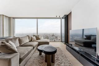Het Serenity appartement, gelegen op de 22ste verdieping van de Antwerp Tower, biedt een oase van rust met een spectaculair uitzicht over de stad Antwerpen.<br /><br />Dit appartement met een bewoonbare oppervlakte van +-108m² bestaat uit twee stijlvolle slaapkamers, een moderne badkamer met ligbad en een aparte douchekamer.De open keuken is volledig geïnstalleerd en biedt alles wat je nodig hebt om culinair te genieten. Het appartement beschikt ook over een terras, waar je in alle rust kunt relaxen terwijl je het panoramische uitzicht over Antwerpen in je opneemt.<br /><br />Er is bovendien een aparte berging aanwezig, ideaal voor extra opslag. Een parkeerplaats kan apart worden aangekocht (60.000€), wat het wonen in dit exclusieve appartement extra praktisch maakt. Het Serenity appartement combineert luxe, comfort en een perfecte ligging op korte afstand van het Centraal Station, de opera en diverse winkels, en biedt je een thuis waar je kunt ontsnappen aan de drukte van de stad.<br /><br />EPC = E43 - Vg - Wche - Gmo - Gvkr - Gvv