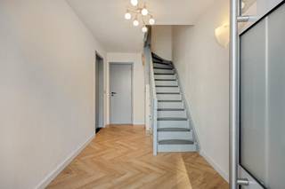 Deze schitterende woning werd tot in de puntjes verzorgd en vernieuwd, klaar voor de nieuwe bewoner(s)! Bent u op zoek naar een nette woning nabij het centrum van Kapellen met een extra ruimte voor een inwonend familielid, een bureau, een hobby of vrij beroep? Dan is deze woning zeker en vast iets voor u. <br /><br />De woning is toegankelijk via de voordeur met inkomhal en gastentoilet aan de rechterzijde of via de voordeur van de riante polyvalente ruimte van maar liefst 60m² aan de linkerzijde. De vaste kast biedt heel wat stockagemogelijkheden en is voorzien van een spoelbak.<br /> <br />De Zuid-West tuin met vijvertje en tuinhuis is bereikbaar via het gelijkvloers of via de trap van het aangelegd dakterras van 20m². Zomers ontbijten, apero-momentjes, zalig vertoeven in eigen tuin! <br /><br />Verder op de eerste verdieping de leefruimte (ca. 45m²) met een volledig geïnstalleerde, open keuken. <br />Op de tweede verdieping zijn er 3 slaapkamers (ca.14, 13 en 7m²) en een mooie badkamer voorzien van een dubbel lavabomeubel, bad met douchescherm, toilet en aansluitingen voor was- en droogautomaat. <br /><br />DIVERSE:<br />- CV op gas<br />- zonnepanelen <br />- volledige renovatie <br />- gunstig EPC label B <br /><br />Bekijk onze website voor de AI studio en ontdek de verschillende mogelijkheden van dit pand. <br /><br />Heeft u interesse in deze prachtige woning te koop in Kapellen? Ontdek dit huis te koopt via Dewaele Vastgoed Kapellen, Hoevensebaan 25, 2950 Kapellen - 03 666 66 66 - kapellen@dewaele.com<br /><br />Bestuursmaatregelen in het maatregelenregister: nee